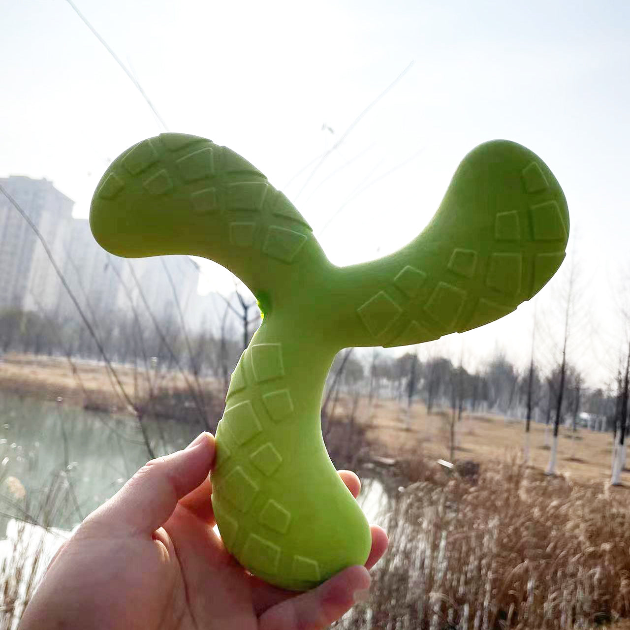 Fun pet toys, floating triangle boomerangs for dogs, squeaking and grinding for dogs, pet training, dog accessories